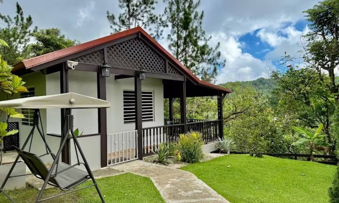 Cerro Cabina | Cabaña entre Pinos: Piscina c cale Fogata y Mini Golf en Cayey parejas, familias