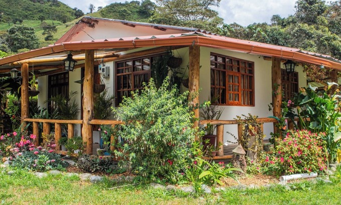 Baños de Agua Santa Cabina | "Cabaña Pradera Real - Naturaleza, Montañas y Relajación cerca de Baños"
