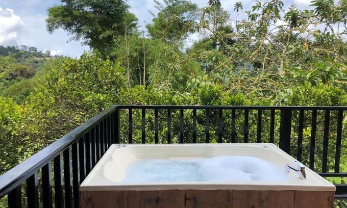 San Francisco Chalet De Esquí | Cabaña tipo glamping en finca cafetera con zonas verdes, avistamiento de aves, paisaje cafetero