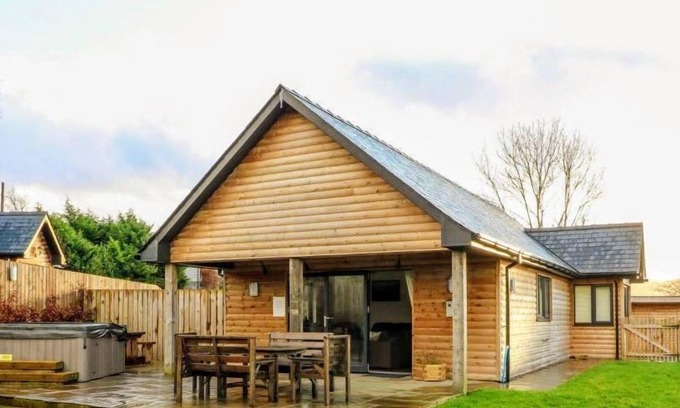 Rhayader Cabina | Caban Nant Ddu - Cabin with Hot Tub Sleeping 6 guests