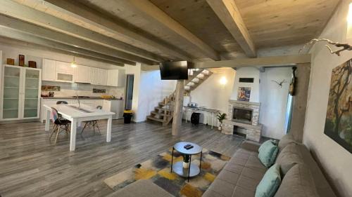 Poiana Marului Casa | Cabana cu ciubăr din Larguta