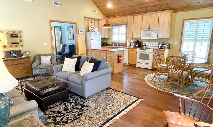 Ocracoke Condominio | Cabana IV: Escapada perfecta para dos que ofrece una piscina compartida.