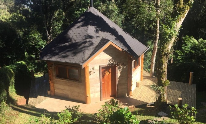 Monte Verde Cabina | Cabana Romântica em Monte Verde. A 6 Minutos de Carro do Centro. Aceitamos Pets