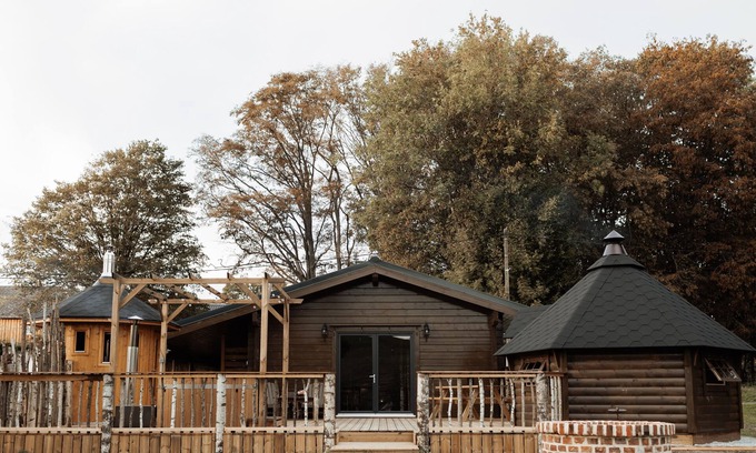 Givron Cabina | Cabaña de madera-Baño privado con bañera-Romántico-Vista al Jardín-A l'Ombre ...