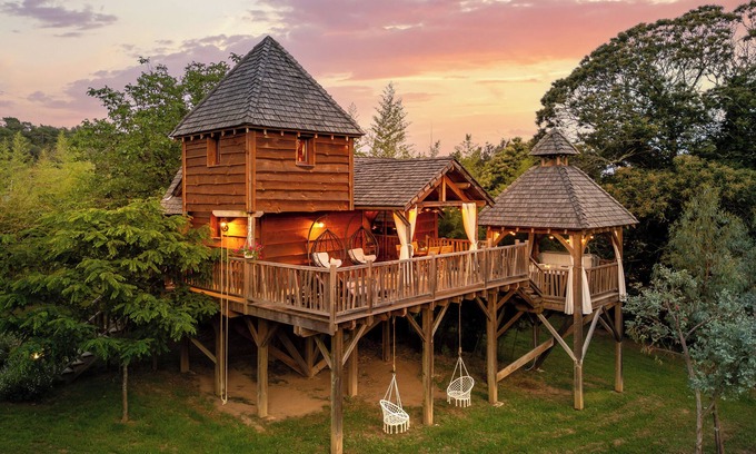 Carsac-Aillac Cabina | Cabane Tobago: Beautiful, luxurious tree house with private Jacuzzi.
