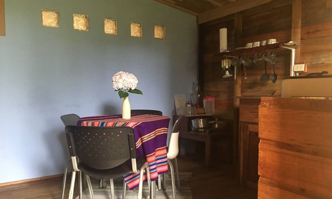 Volcan Casa | Cabañita El Cedro - Rústica y confortable a 200 mts de la vía principal - Volcan