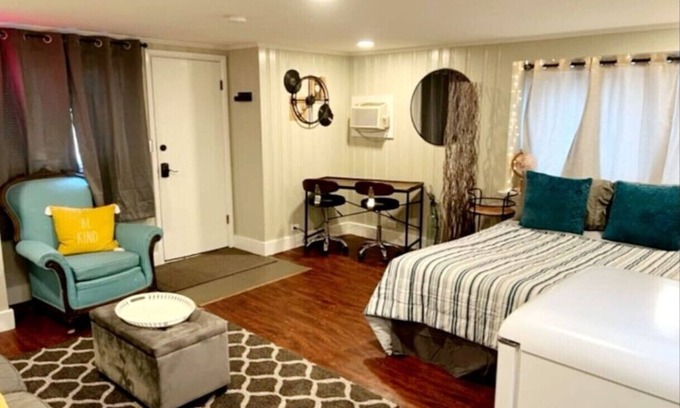 Glenwood Springs Cabina | CABIN 08-PETS OK! Cozy, Rustic Studio w/ Kitchen