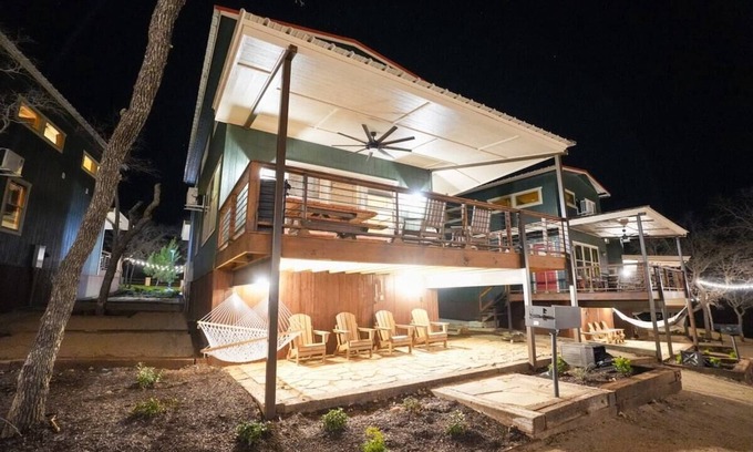 Bridgeport Cabina | New Modern Lux Cabin, Hot Tub, FirePit, Games