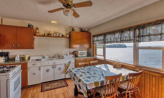 Gordon Cabina | Cabin #1 on the Lake - 3-Beds - Wisconsin Northwoods - Dock Access - Pets OK