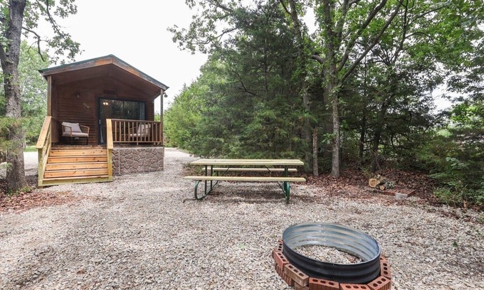 Neal Cabina | Cabin 10~ Cozy Toronto Lake Cabin ~ Walk to the Water by RedAwning
