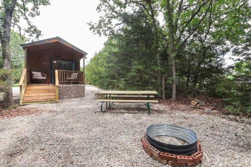 Neal Casa | Cabin 10- Cozy Toronto Lake Cabin - Walk to the Water cabin
