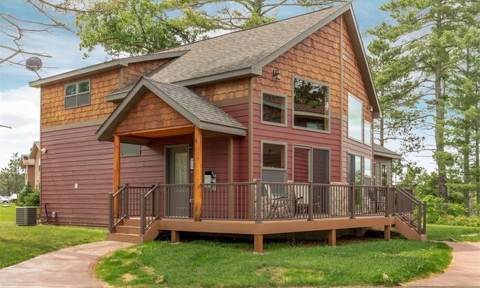 Walker Cabina | Cabin 107 - Pet Friendly/ Closed Loft / Modern, Clean, Comfortable