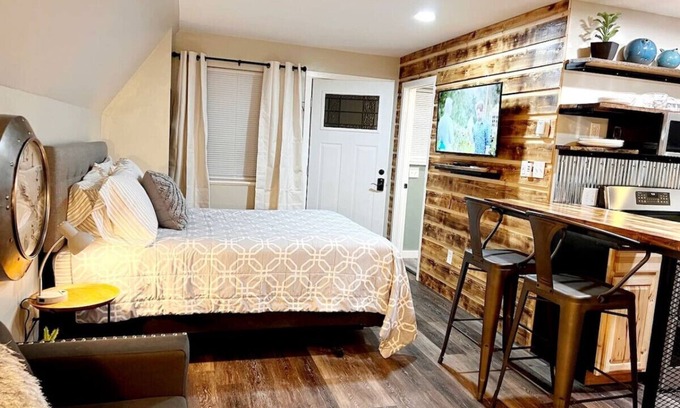 Glenwood Springs Cabina | Cabin 12 Remodeled Rustic Luxury Kitchen Fireplace