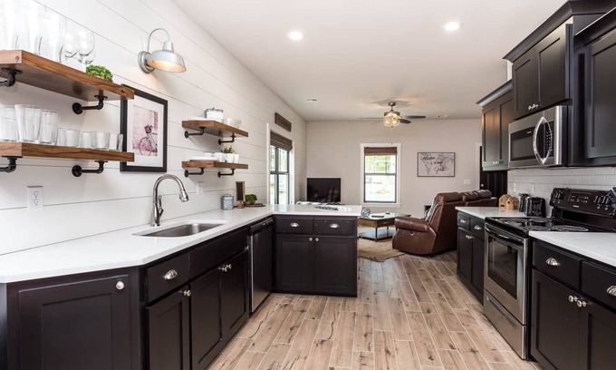 Bella Vista Cabina | Single Unit Bungalow, 16 Trails Edge Ln.