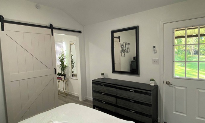 Pointblank Cabina | Luxury cabin with fitness room, pool & AC in serene Point Blank