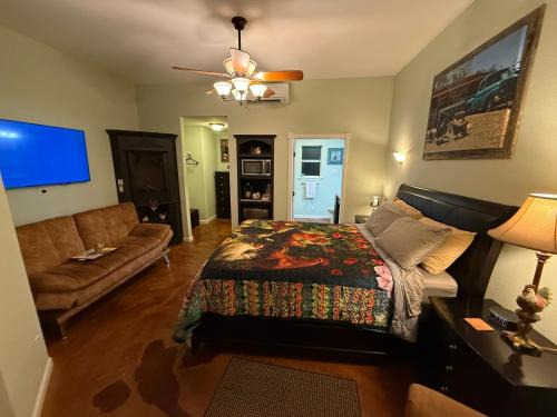 Lakehills Casa | Cabin 2 The Roost Cabins