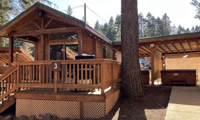 Ashland Casa | Cabin #3 at Hyatt Lake Resort