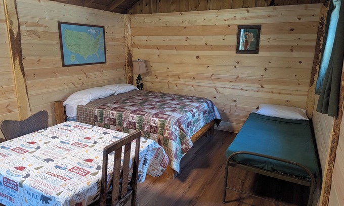 Bellvue Cabina | Cabin 4 at Sportsman’s Lodge, Rustic Cabin 4 at Sportsman's Lodge