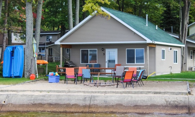Houghton Lake Complejo | Cabin 5 - Cozy 3-bedroom lakefront.