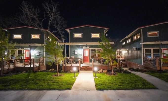 Bridgeport Cabina | Cozy Modern Lux Cabin, Hot Tub, FirePit, Games