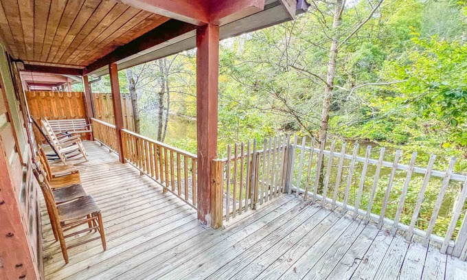 Cherokee Cabina | Cabin #5 - Riverfront w/ Hot-Tub & Gas Fireplace!