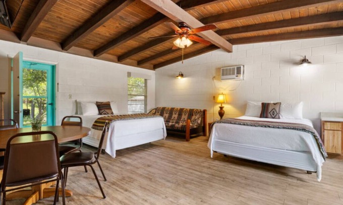 Burnet Cabina | Cabin 6 - Located next to Lakehouse 9