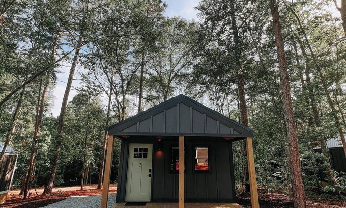 Hartwell Alquiler De RV | The tranquility of the woodlands is where you'll find Hartwell Cabins and RVs