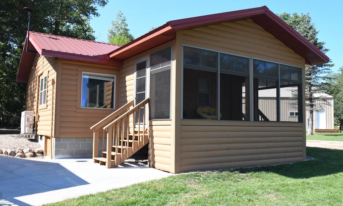 Backus Cabina | Cabin 8 Retreats on Big Portage Lake: Unit B