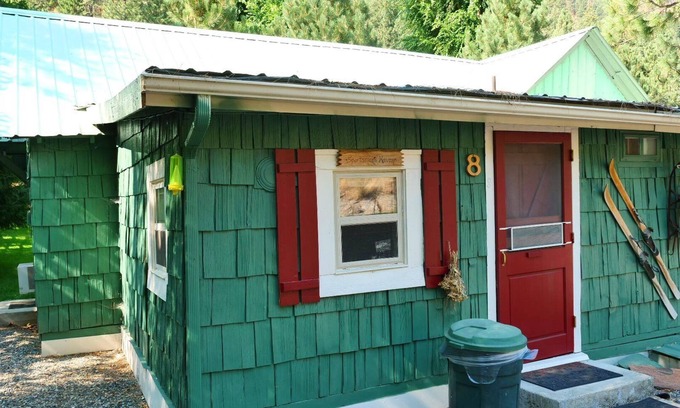 New Meadows Cabina | "Sportman's Haven" - Cabin 8