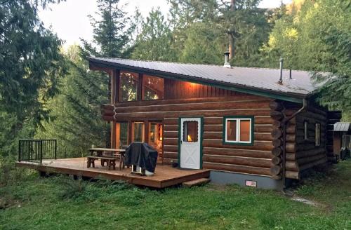 Maple Falls Casa | Cabin 97 - pinecone Log Cabin at the Lake that is Pet-friendly