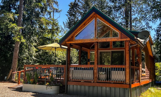 Lakebay Cabina | Tiny Cabin Retreat in Forest– Private Nature Escape! -Near Beaches & Trails