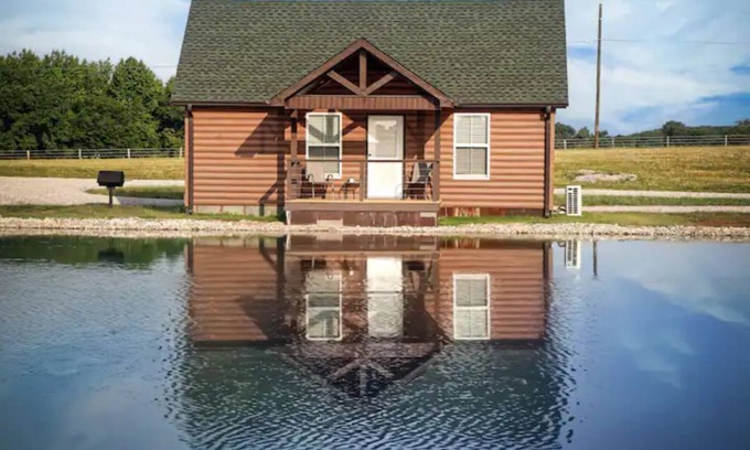 Muscle Shoals Cabina | Cabin B by the Pond - King Bed - Swimming Pool