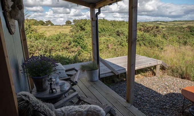 Haverfordwest Otro | Cabin Bach at Folkeston Farmyard