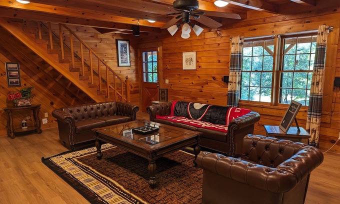 Gainesville Cabina | Cabin Bliss - Just 1 Mile from Lake Lanier / 5 Acre / 5 BR with Hot tub