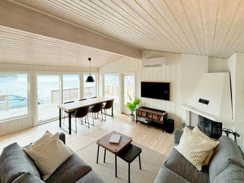 Hole Casa | Cabin By Lake Tyrifjorden With Water Views