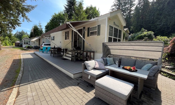 Lindell Beach Casa | Cabin by the Cultus lake in gated Holiday Resort