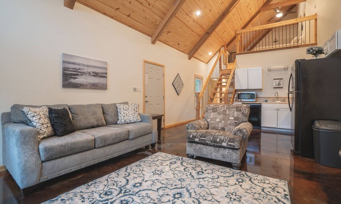 Royal Cabina | Cabin C at Safe Harbor Brady Mountain on Lake Ouachita!