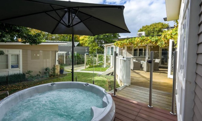 Cowes Casa | Cabin Charm - Hot Tub Bliss, Moments from the Beach
