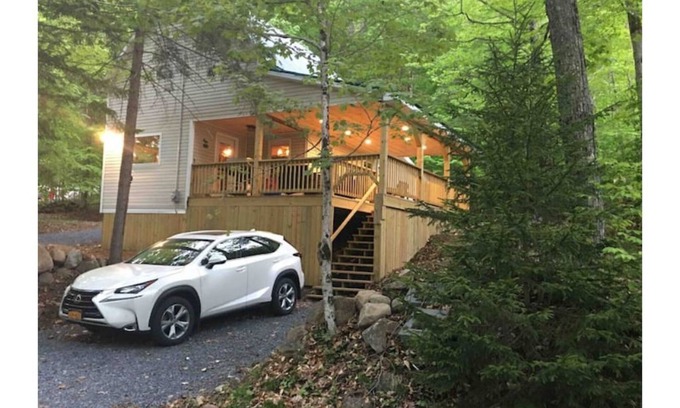 Old Forge Cabina | Cabin close to town with lake access & hot tub