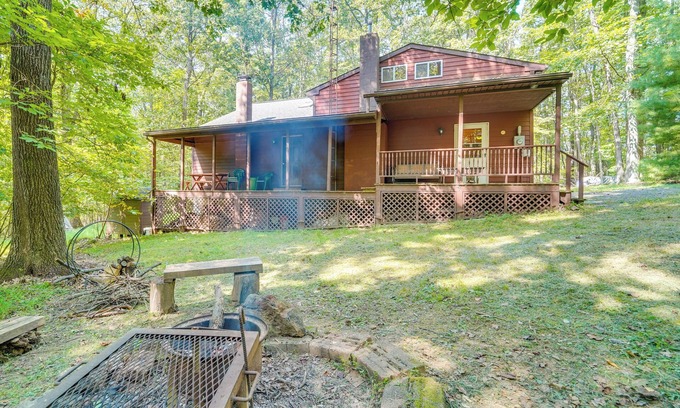 Petersburg Cabina | Cabin Comfort Near PSU! Fire Pit & On-Site Trails
