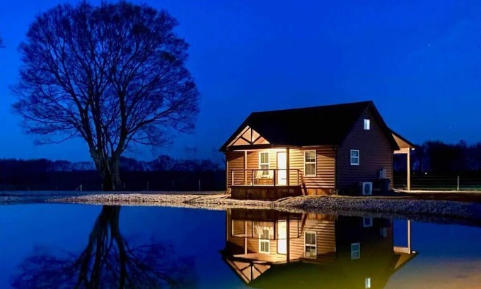 Muscle Shoals Cabina | Cabin D by the Pond - King bed - Swimming Pool