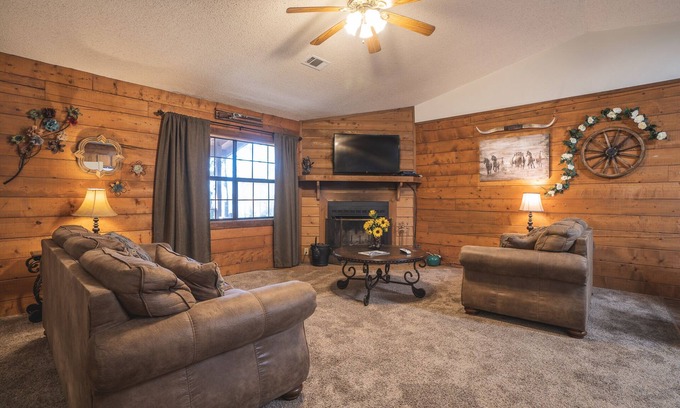 Royal Cabina | Cabin F at Safe Harbor Brady Mountain on Lake Ouachita!