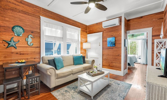 The Meadows Condominio | CABIN FEVER ~ First Floor 1 Bedroom, 1 Bathroom with Full Kitchen and Pool!