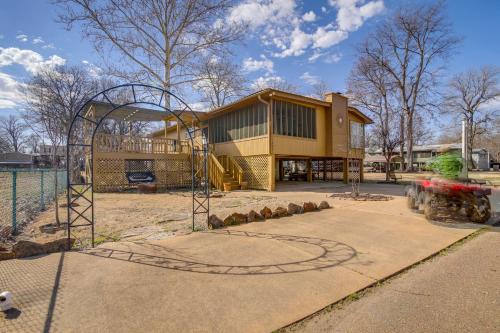 Tunica Casa | Cabin Fire Pit Less Than Half-Mi to Tunica Lake!