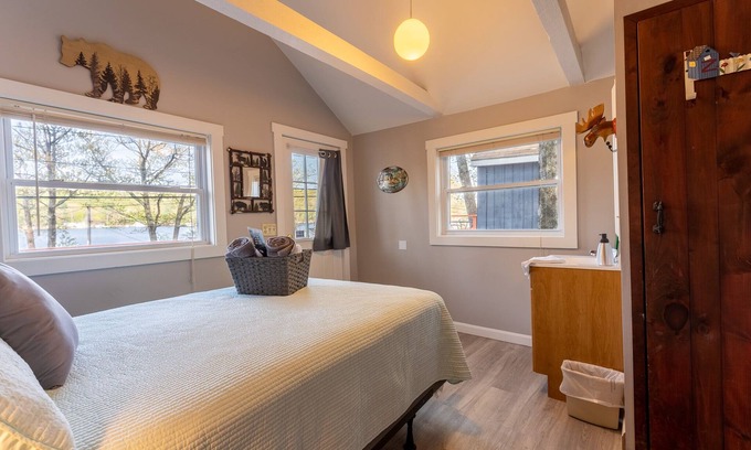 Alton Bay Cabina | Cabin for two with lake views & access Now featuring AC Wi-FI and TV