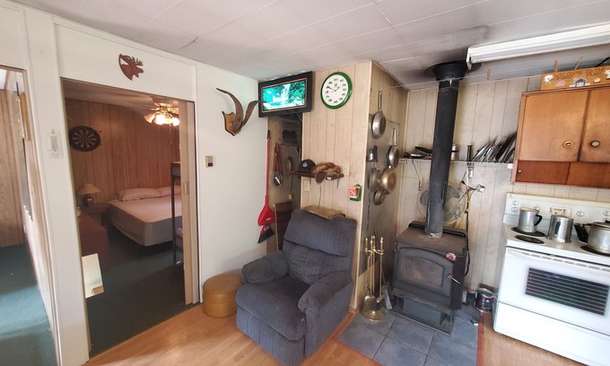Central Alberta Cabina | Cabin Glamping Ironwood Lake, Pinehurst, Elinor, Fork Lake and Rich Lake