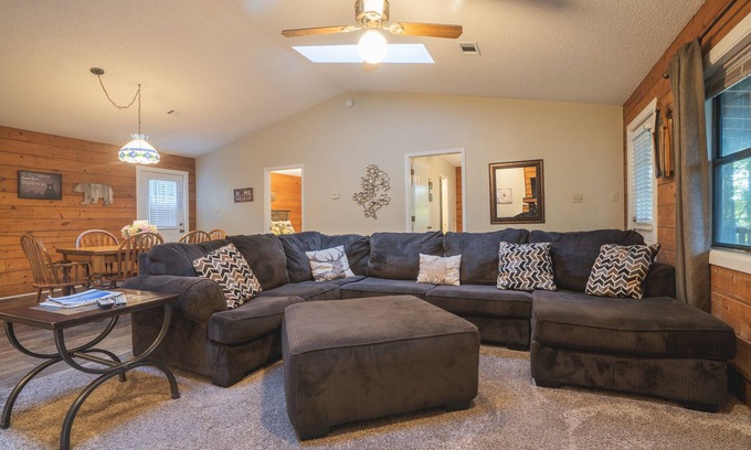 Royal Cabina | Cabin H at Safe Harbor Brady Mountain on Lake Ouachita!