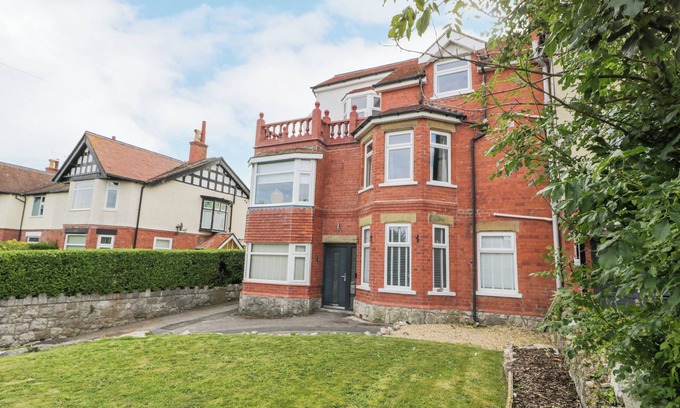 Rhos on Sea Casa | CABIN HILL, pet friendly, character holiday cottage in Rhos-On-Sea