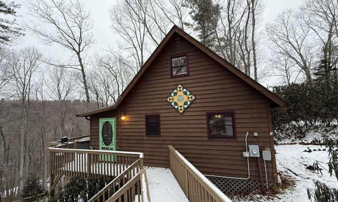 West Jefferson Cabina | Cabin, Hot Tub, Forest View, Close to Town
