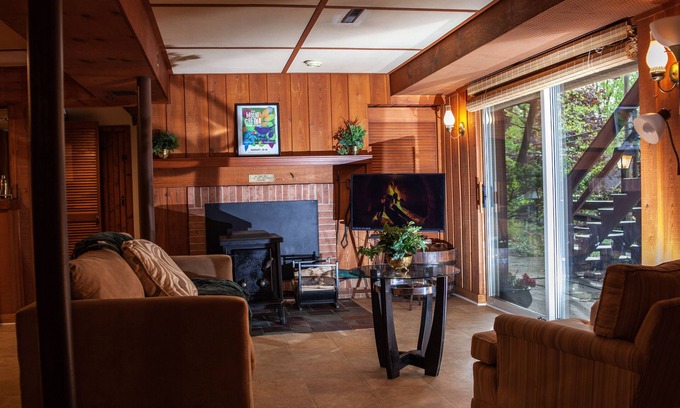 Mount Gretna Cabaña | Comfy 3BR Cabin Next To Lake with Hot Tub